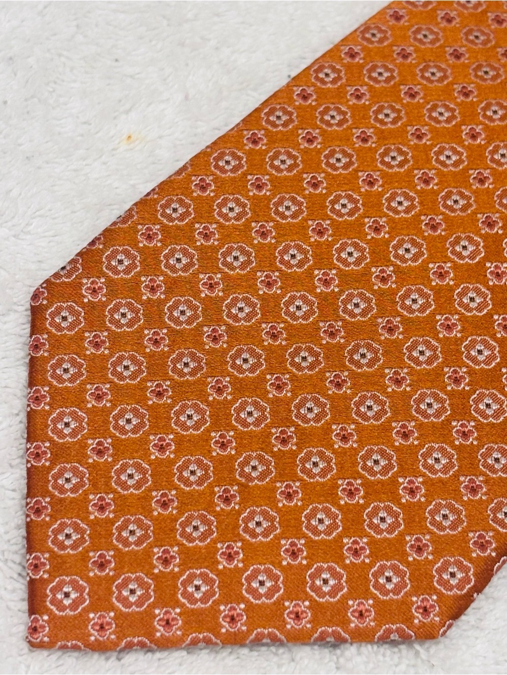 Brand New Stylish Tie By JoS A. Bank (Signature Collection) - Width 3 5/8 Inches